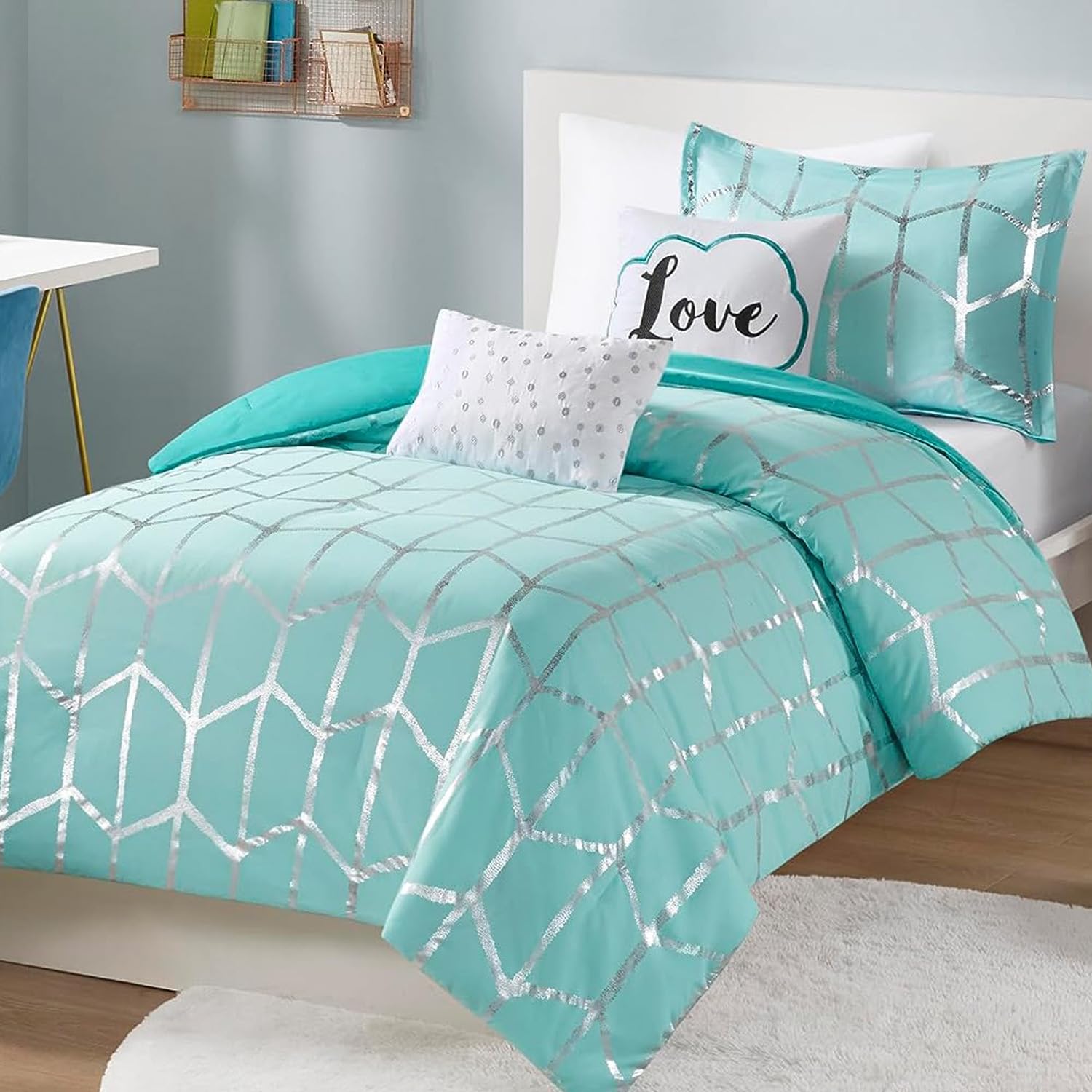 Intelligent Design Raina Comforter Metallic Print Geometric Design Modern Trendy All Season Bedding Set, Matching Sham, Decorative Pillow